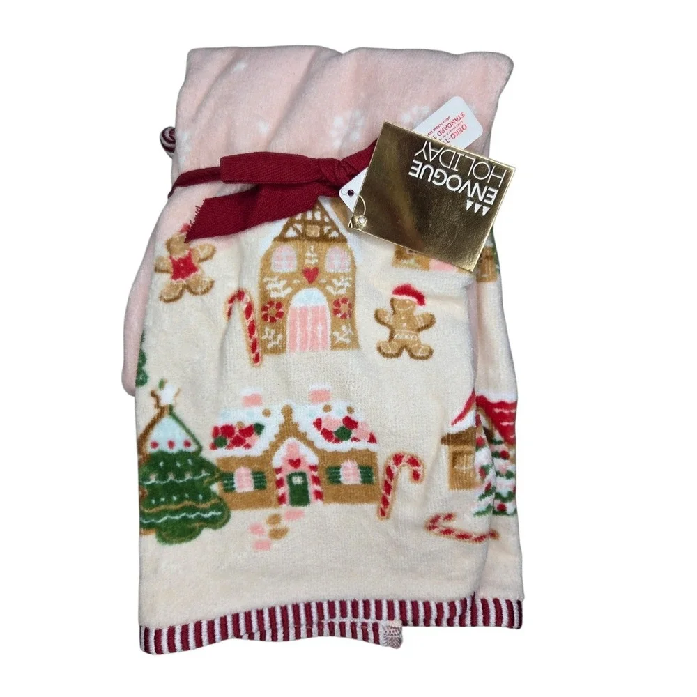 En Vogue Holiday Pink Gingerbread House Velour Christmas Hand Towels Set of 2